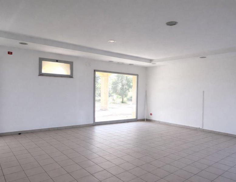 locale commerciale in vendita a Roma in zona Ostia