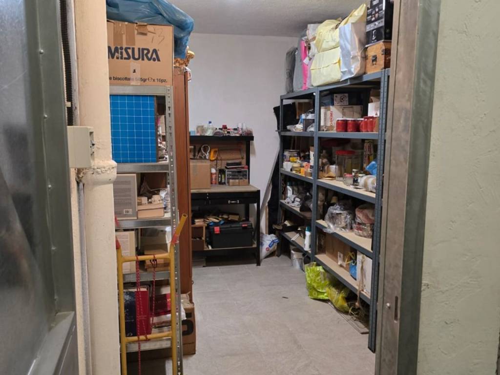 locale commerciale in vendita a Roma in zona EUR