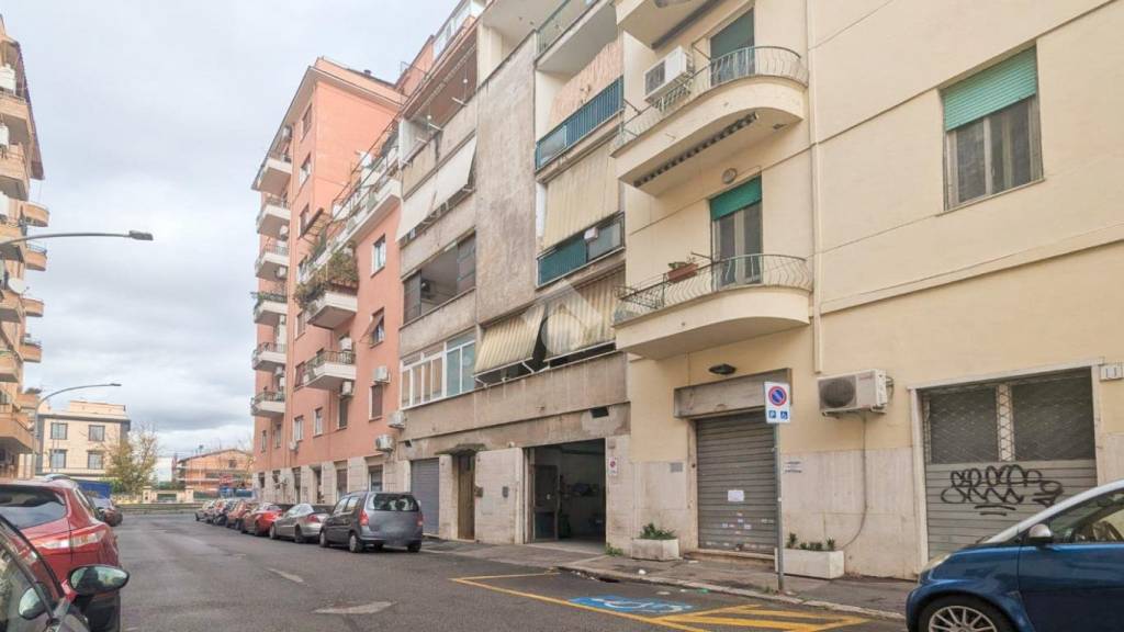 appartamento in vendita a Roma in zona Tuscolano