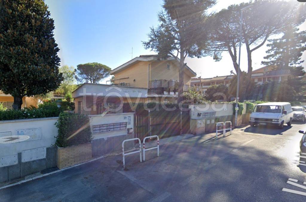 appartamento in vendita a Roma in zona Spinaceto