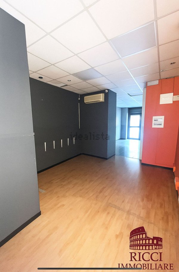 locale commerciale in vendita a Roma in zona Don Bosco