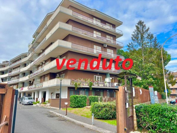 appartamento in vendita a Roma in zona Colle del Sole