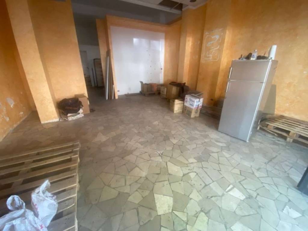 negozio in vendita a Roma in zona Castel Fusano