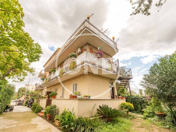 appartamento in vendita a Roma in zona Colle Prenestino