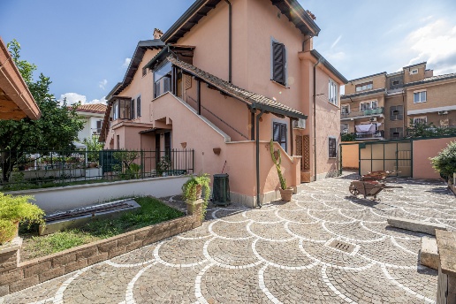 appartamento in vendita a Roma in zona Appio Claudio