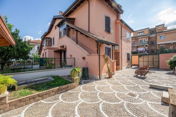 appartamento in vendita a Roma in zona Appio Claudio