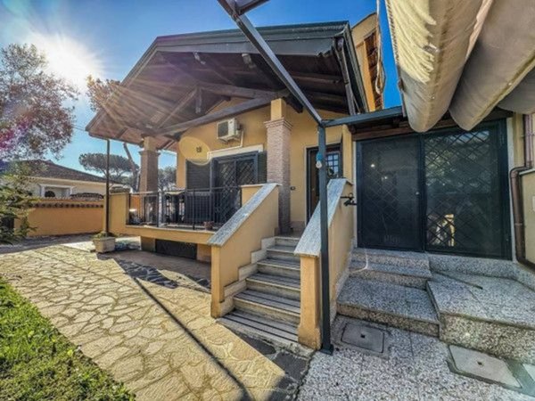 casa indipendente in vendita a Roma in zona Infernetto