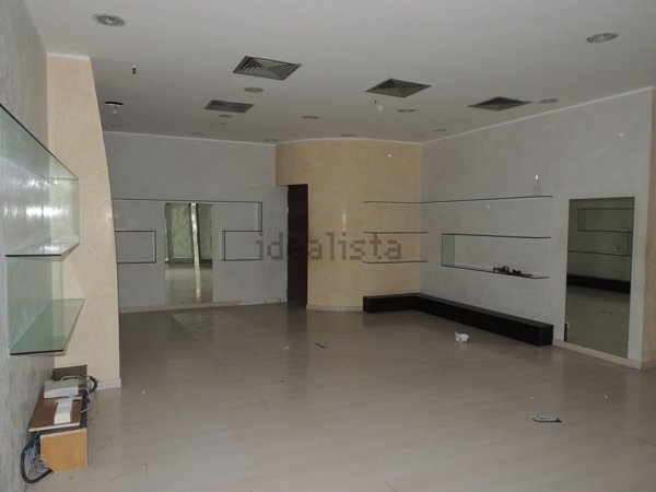 locale commerciale in vendita a Roma in zona Ardeatino