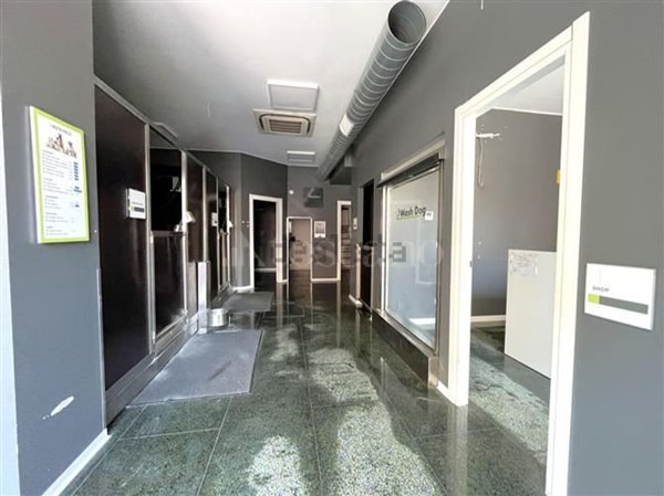 locale commerciale in vendita a Roma in zona Portuense