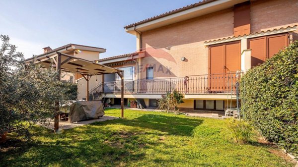 casa indipendente in vendita a Roma in zona Lunghezza