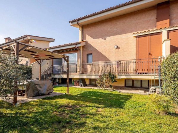 casa indipendente in vendita a Roma in zona Lunghezza