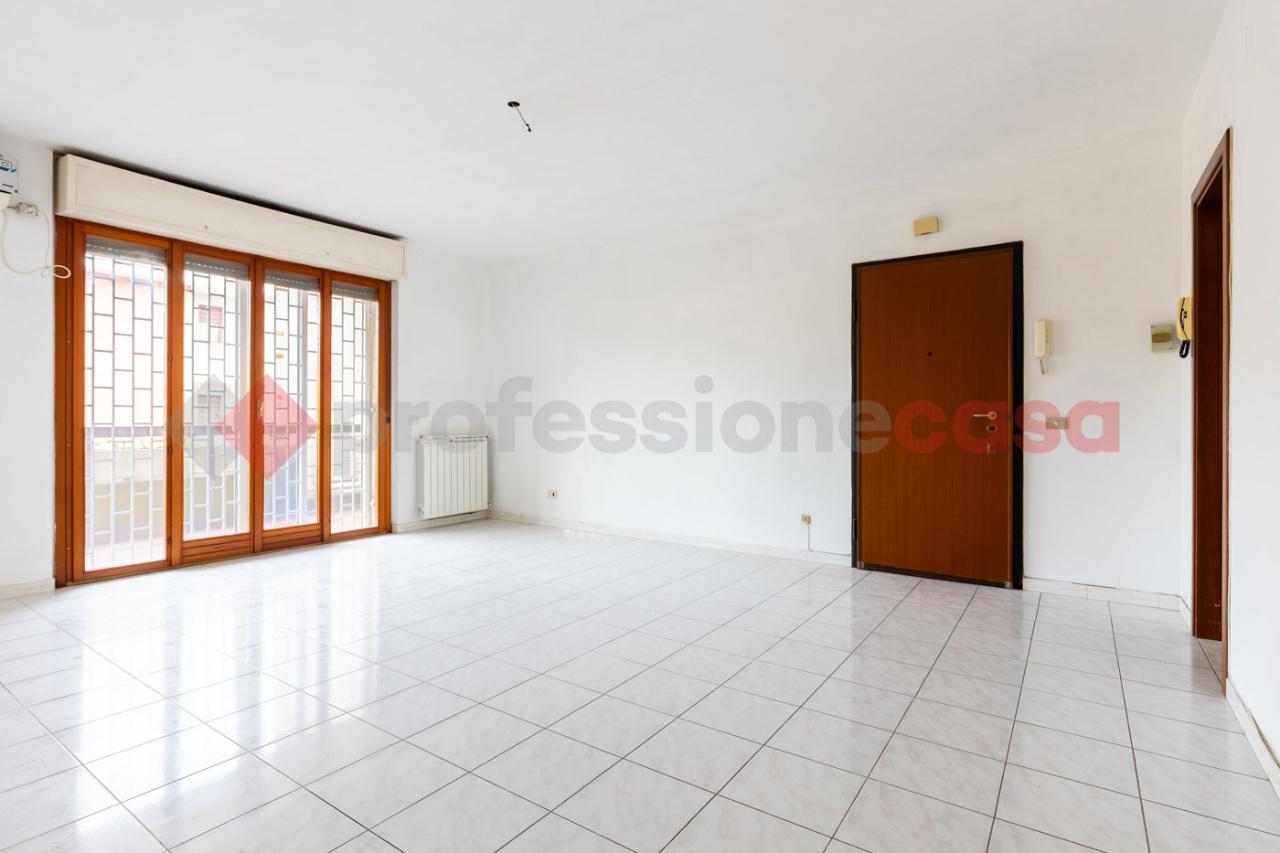 appartamento in vendita a Roma in zona Lunghezza