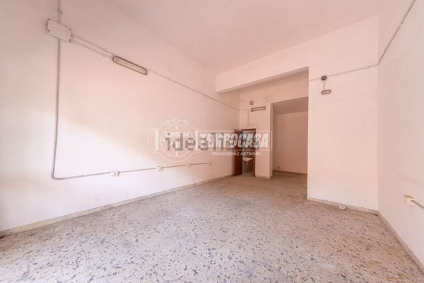 locale commerciale in vendita a Roma in zona Tuscolano