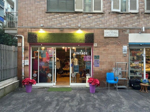 negozio in vendita a Roma in zona Tuscolano
