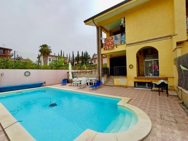 casa indipendente in vendita a Roma in zona Lunghezza