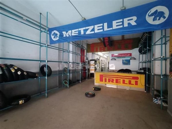 locale commerciale in vendita a Roma in zona Tuscolano