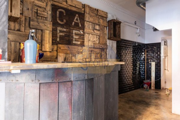 locale commerciale in vendita a Roma in zona Appio Latino