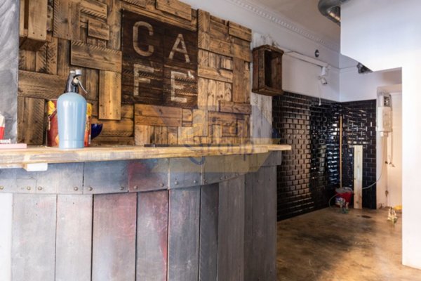 locale commerciale in vendita a Roma in zona Appio Latino