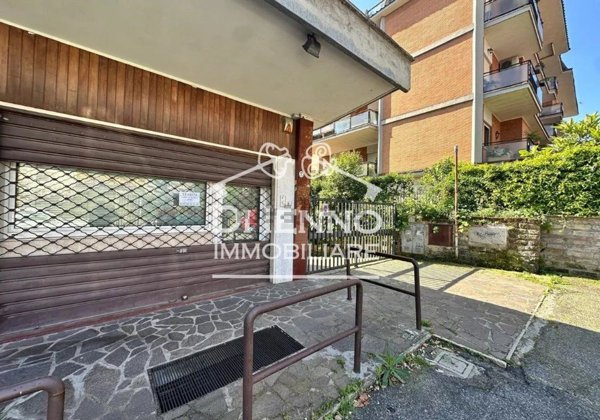 locale commerciale in vendita a Roma in zona Tomba di Nerone