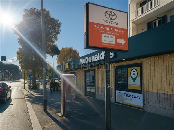 locale commerciale in vendita a Roma