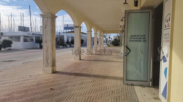 locale commerciale in vendita a Roma in zona Ostia