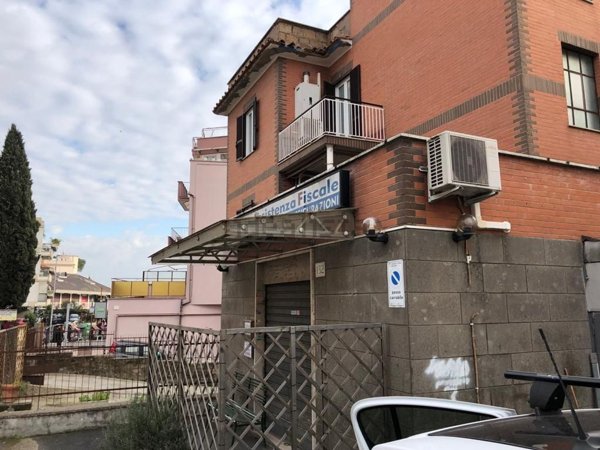 casa indipendente in vendita a Roma in zona Tomba di Nerone