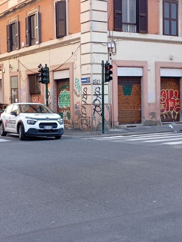 locale commerciale in vendita a Roma in zona Esquilino