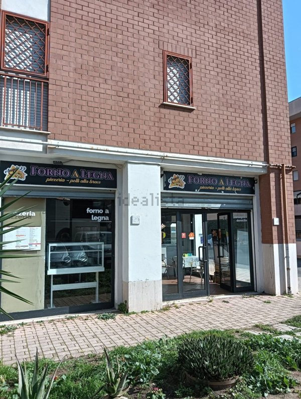 locale commerciale in vendita a Roma in zona Romanina