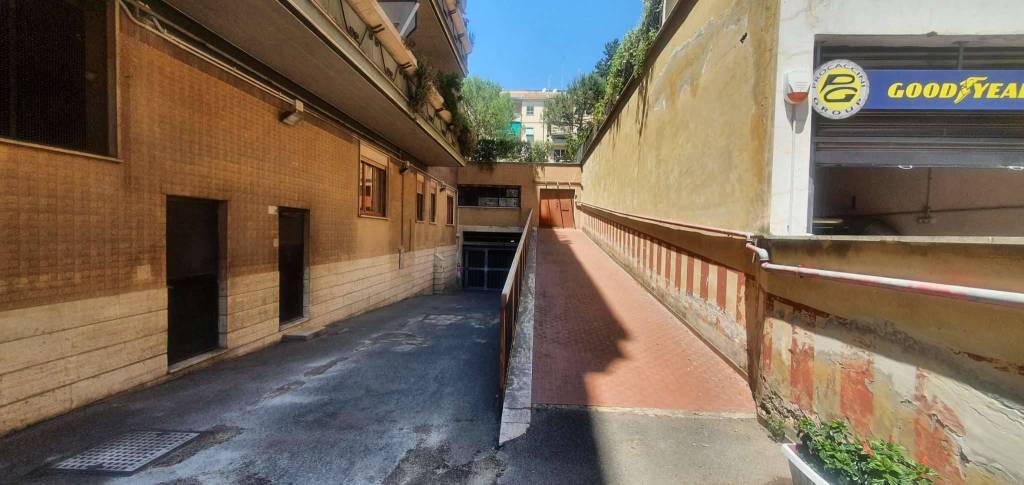 locale di sgombero in vendita a Roma in zona Ardeatino