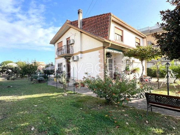 casa indipendente in vendita a Roma in zona Finocchio