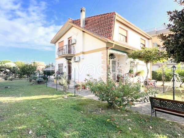 casa indipendente in vendita a Roma in zona Finocchio