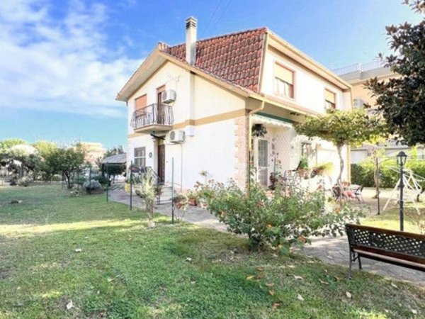 casa indipendente in vendita a Roma in zona Finocchio