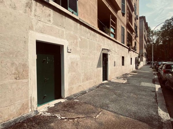 negozio in vendita a Roma in zona Ostiense