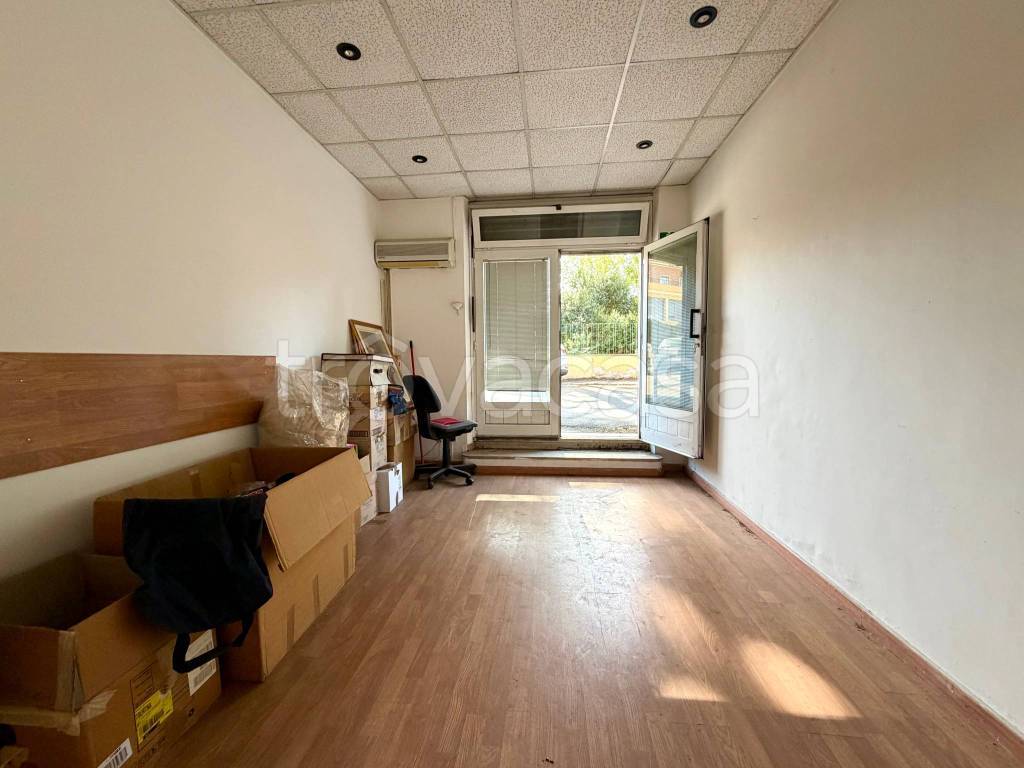 negozio in vendita a Roma in zona Appio Pignatelli