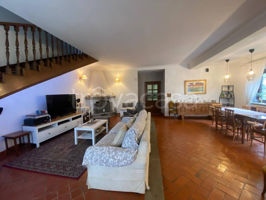 casa indipendente in vendita a Roma in zona Lago Regillo