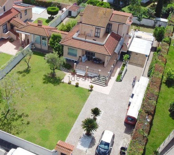 casa indipendente in vendita a Roma in zona Casal Palocco
