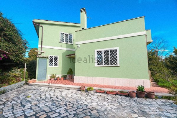 casa indipendente in vendita a Roma in zona Infernetto