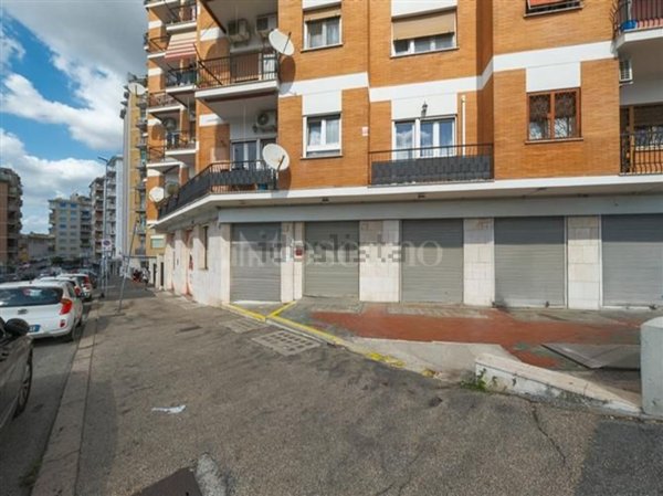 locale commerciale in vendita a Roma in zona Collatino