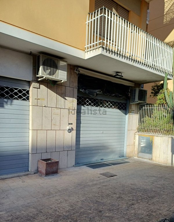 locale commerciale in vendita a Roma in zona Torrevecchia