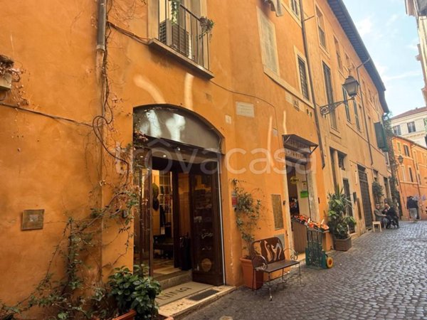 negozio in vendita a Roma in zona Pigna - Sant'Angelo