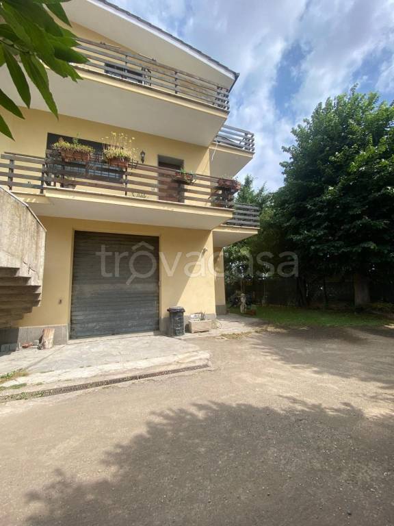 casa indipendente in vendita a Roma in zona Lago Regillo