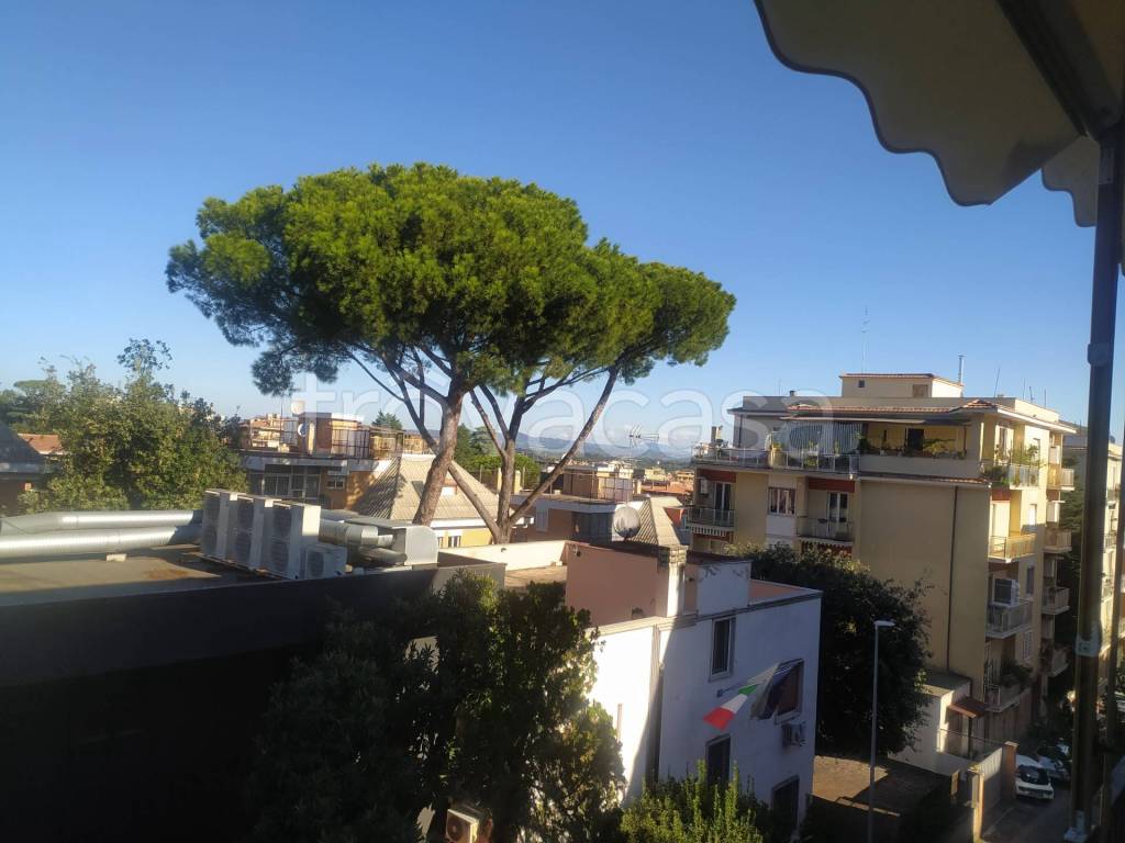 appartamento in vendita a Roma in zona Tomba di Nerone