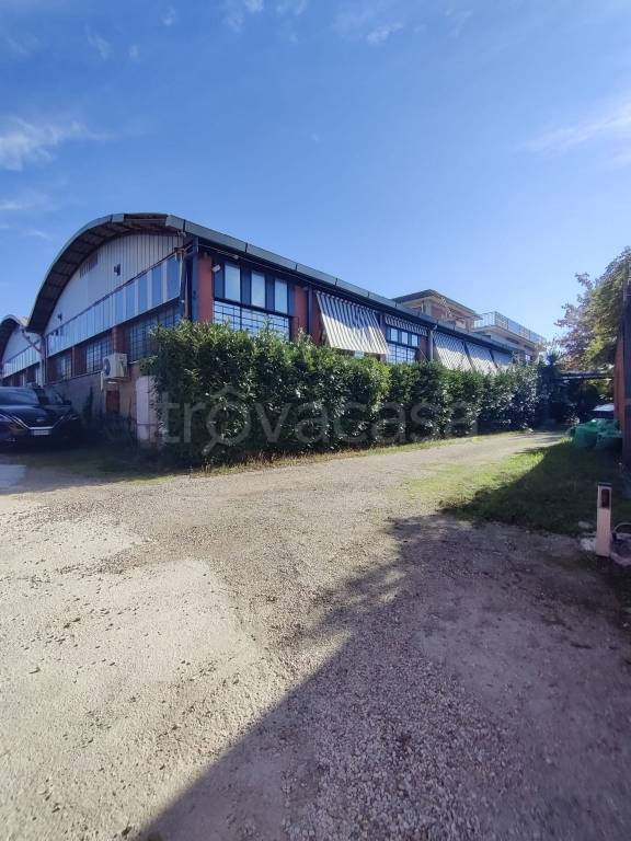 capannone in vendita a Roma in zona San Basilio