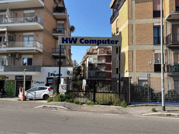 locale commerciale in vendita a Roma in zona Primavalle