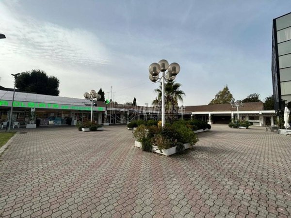 locale commerciale in vendita a Roma in zona Isola Farnese