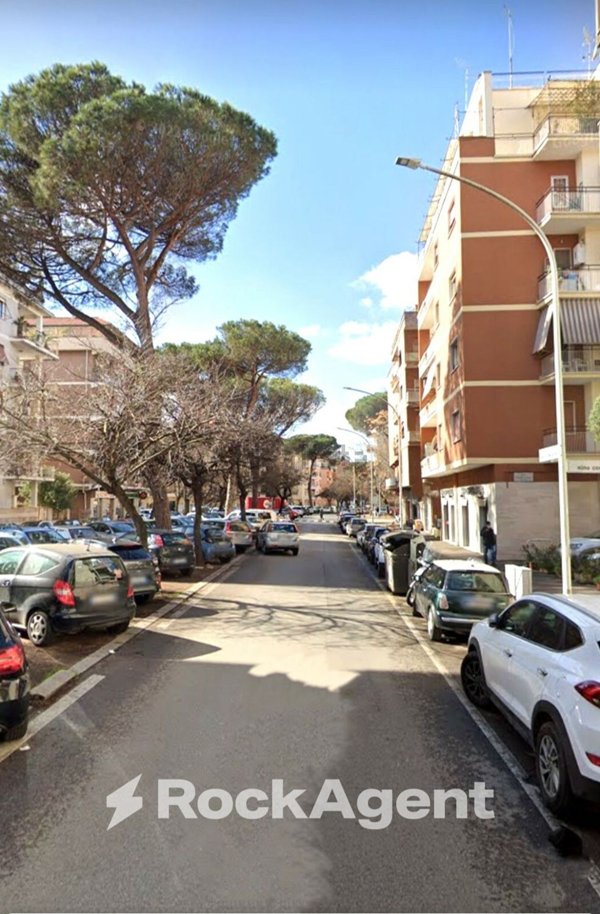 locale commerciale in vendita a Roma in zona Ardeatino