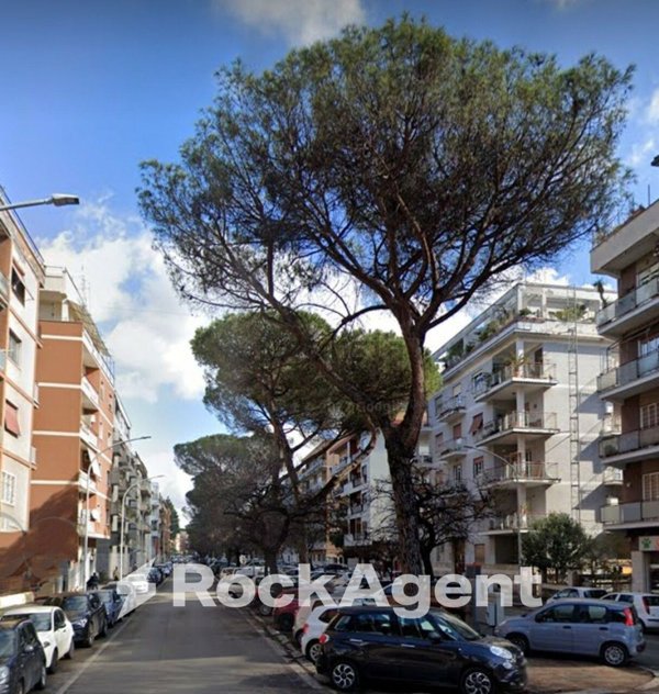 locale commerciale in vendita a Roma in zona Ardeatino