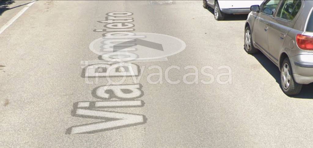 locale commerciale in vendita a Roma in zona Finocchio