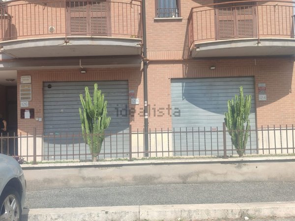 locale commerciale in vendita a Roma in zona Case Rosse