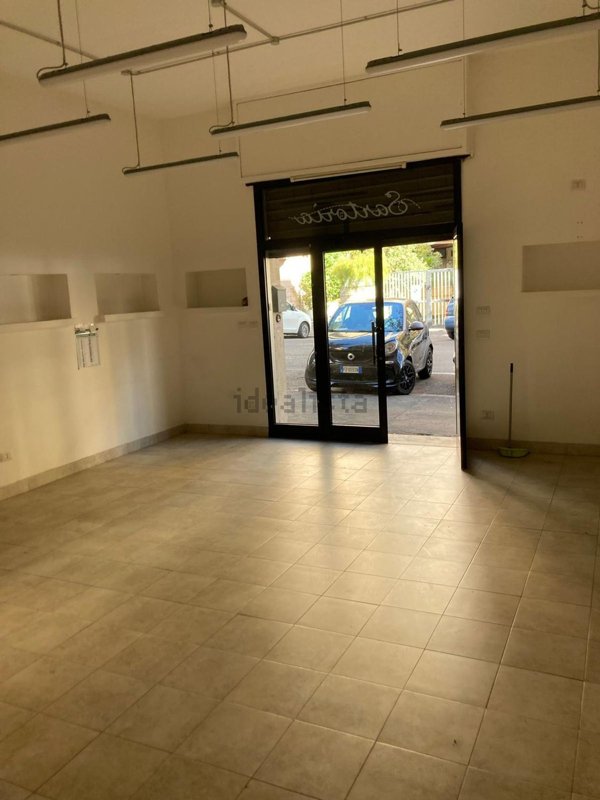 locale commerciale in vendita a Roma in zona Appio Latino